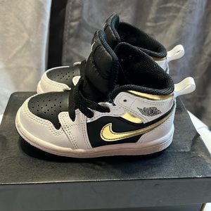Like new black and gold Jordan 1 mid
